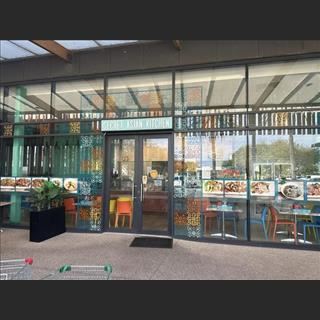 Sang tiệm takeaway nằm ở khu Secret Harbour Shopping Center