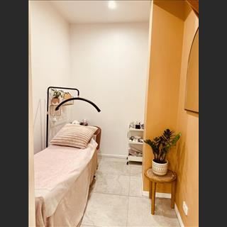 Nail & Beauty Salon ở Postcode với 4 ghế, 1 phòng beauty cần sang