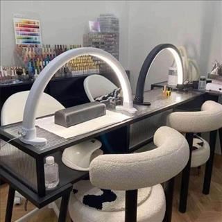 Sang shop Nail & Beauty trong Shoping Center ở Mt Hutton NSW