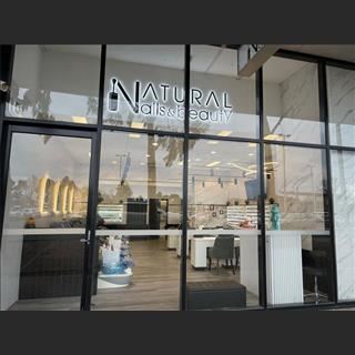 Sang shop nail trong shopping center Caroline springs